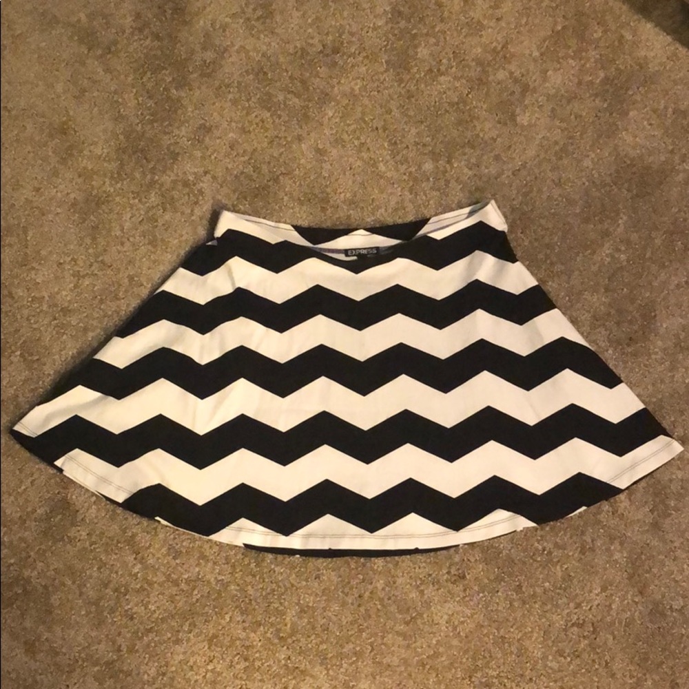 Chevron print skirt from Express. Size large. NWT.